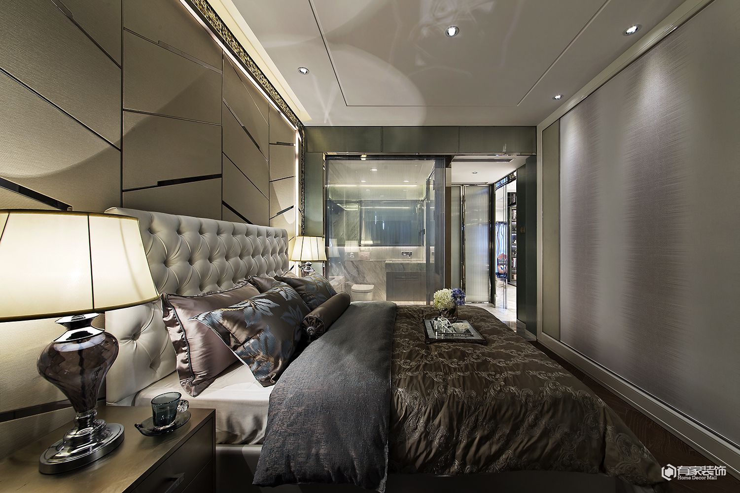 裝修公司在做裝修的時(shí)候，第一件需要注意的事情就是找到好的裝修材料，這個(gè)是最基本的，因?yàn)椴牧虾艽蟪潭壬暇蜎Q定了裝修的質(zhì)量，好的材料可以起到事半功倍的效果，但是在選擇的時(shí)候就需要特別注意，運(yùn)用合適的方法進(jìn)行選擇才是最重要的，所以今天我們就來說一下：鄭州裝修公司應(yīng)該注意如何選料？  首先是進(jìn)行材料的確定   這個(gè)是屬于前期的準(zhǔn)備階段，在進(jìn)行裝修的時(shí)候，先要進(jìn)行一體提前的觀察，何種地方需要用到什么樣的材料都是有要求的，當(dāng)然作為施工方，也可以進(jìn)行適當(dāng)?shù)目剂?，逐漸發(fā)現(xiàn)需要準(zhǔn)備的東西，并最終可以列出一個(gè)清單就是正確的操作。  其次就是合作者的選擇   在進(jìn)行選擇之前，我們需要對(duì)于合作者的資歷進(jìn)行一定的了解，也就是說我們不能找哪些完全就不了解的人進(jìn)行合作，這樣的話，會(huì)增大受騙的幾率，為了達(dá)到相應(yīng)的效果，我們?cè)谶x擇之前需要到相應(yīng)的廠家進(jìn)行了解，最好的實(shí)際參觀并且貨比三家之后再做出決定是最好的，一般來說選擇鄭州裝修公司都會(huì)為你準(zhǔn)備好這些的。