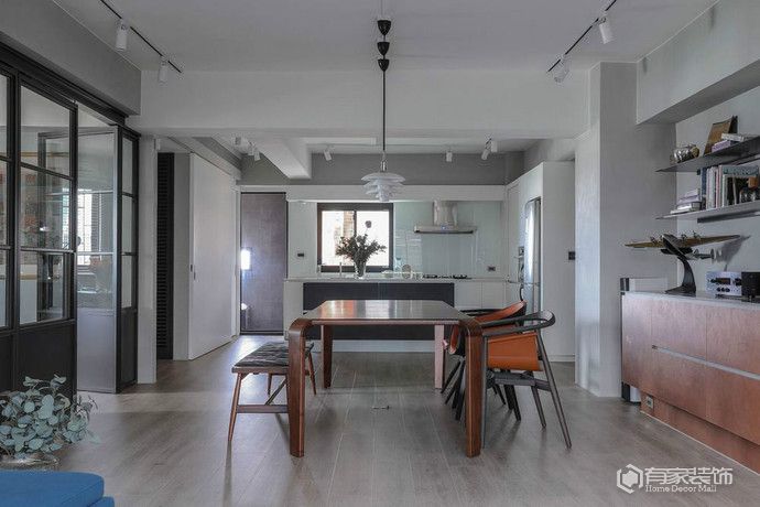 衣柜是裝修家具中不可缺少的 定制還是木工制作？