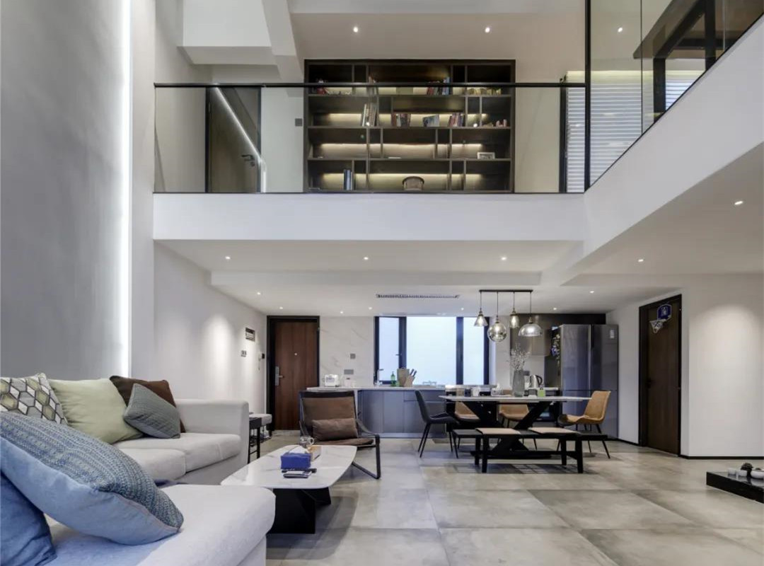 中聯(lián)錦江御景192㎡現(xiàn)代復(fù)式，透明玻璃做電視墻，還做成懸浮效果！