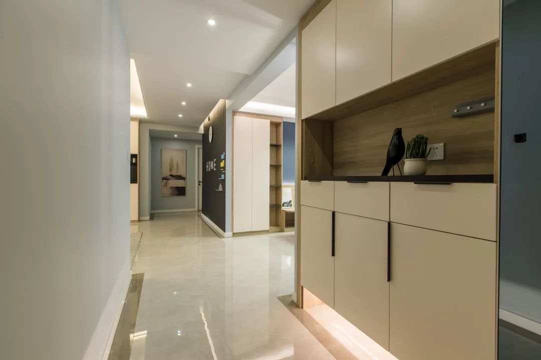 廈門禹洲世紀(jì)海灣143平的簡約風(fēng)三房，客廳外還有個(gè)娛樂區(qū)